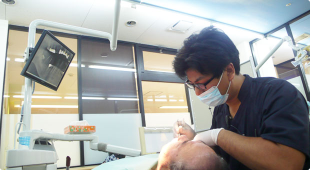 あじき台歯科の治療の様子